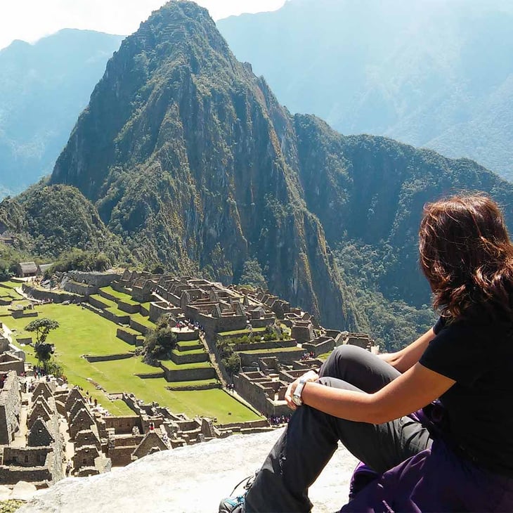 persona viendo el santuario histórico de Machu Picchu