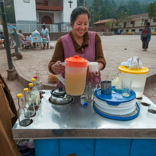 mujer preparando desayuno en Huasao