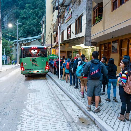 gente haciendo cola para subir al bus a Machu Picchu