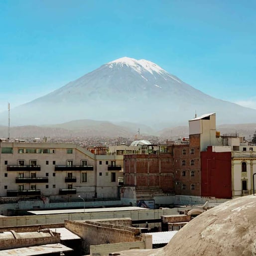 Volcán Misti visto desde la ciudad