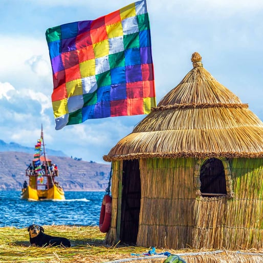 wiphala cerca al lago titicaca