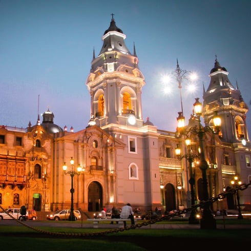 Características de la Plaza de Armas de Lima de noche