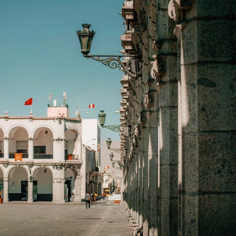 ¿Cómo se llaman los portales de la Plaza de Armas de Arequipa? 