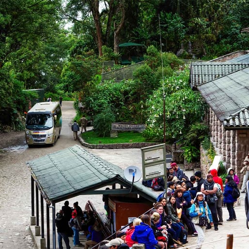 gente esperando el bus Machu Picchu