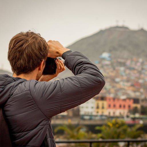 hombre fotografiando el cerro san cristóbal
