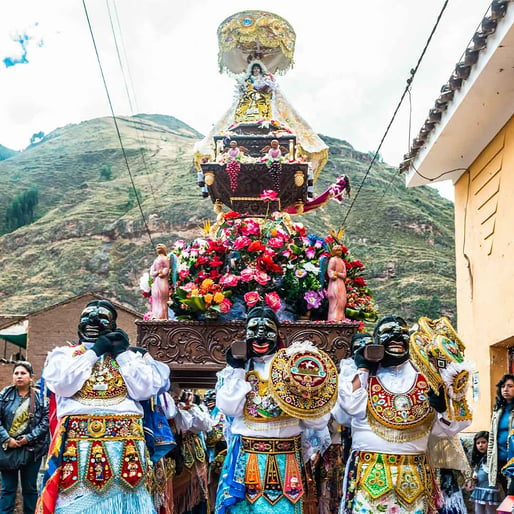 paseando la imagen de la virgen del carmen