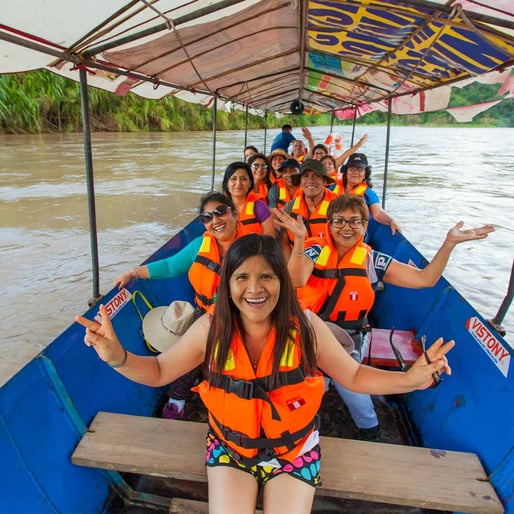 personas paseando en bote